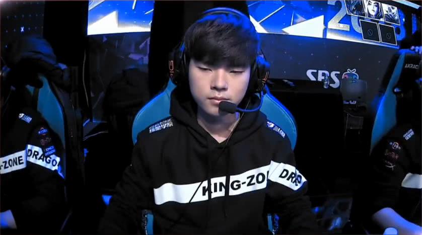 他在接受采 他在接受采