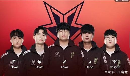 巴萨官方晒罗贝托、哈维、皮克、普约尔合照：传奇